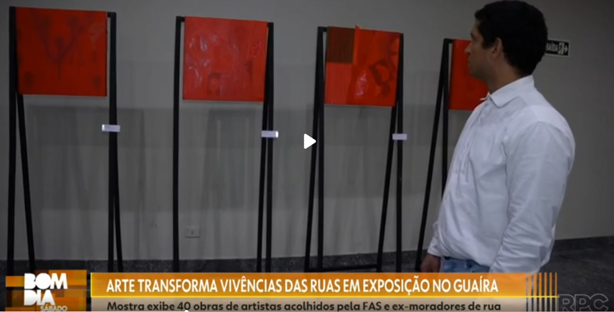 Gessér Rodrigues ao lado de suas obras na exposição Parte da Paisagem, em reportagem do Bom Dia Sábado Paraná